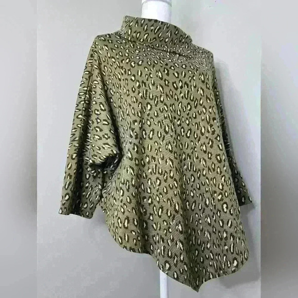Animal Print Asemetrical Poncho - Picture 6 of 12
